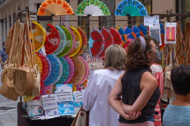 Malaga, İspanya - 19 Haziran 2021: Malaga 'nın tarihi merkezinde yürüyen insanlar