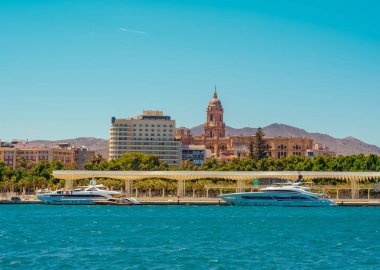 Yazın Malaga limanında deniz manzarası ve deniz manzarası.