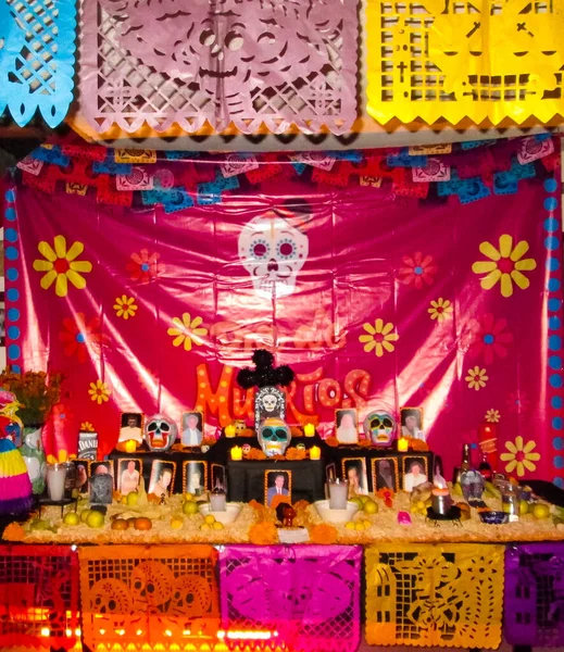 Ofrenda Del Día Los Muertos Dedicada Los Difuntos Que Están —  Fotos de Stock