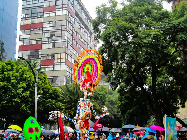 Mexico City sokaklarında ölülerin uluslararası geçit töreni eşi benzeri olmayan bir gösteri.