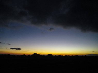 Güneş bir ışın gibi batıyor. Son ışığını yayıyor. Gece geliyor.