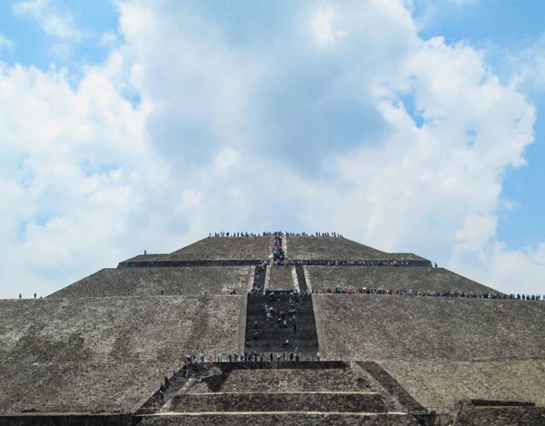 Teotihuacan Meksika şehrinde güneş piramidi ve atalarımızın şehri.