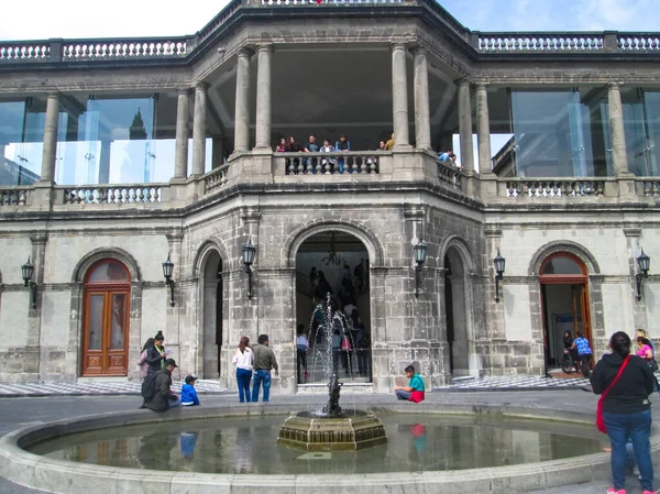 Tüm tarihi ve Meksika tarihinin mimari anısına sahip Chapultepec kalesi.