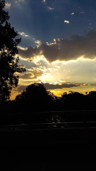 Denizin üzerinde güzel bir gün batımı