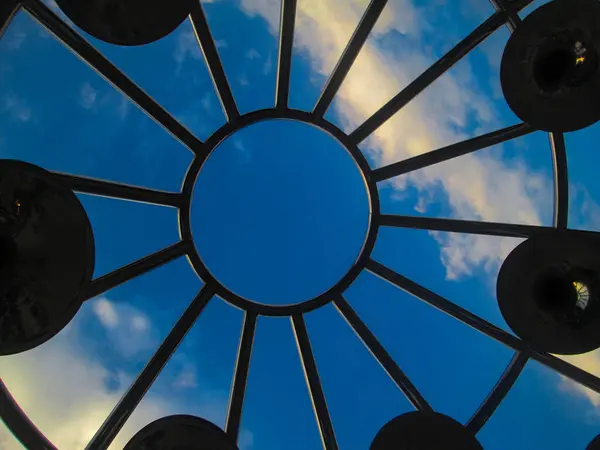 Bir bardak suyla soyut bir arkaplan