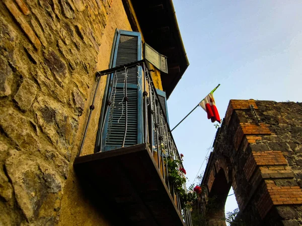 メキシコの国旗が付いたタスカン様式の古い家の箱 — ストック写真