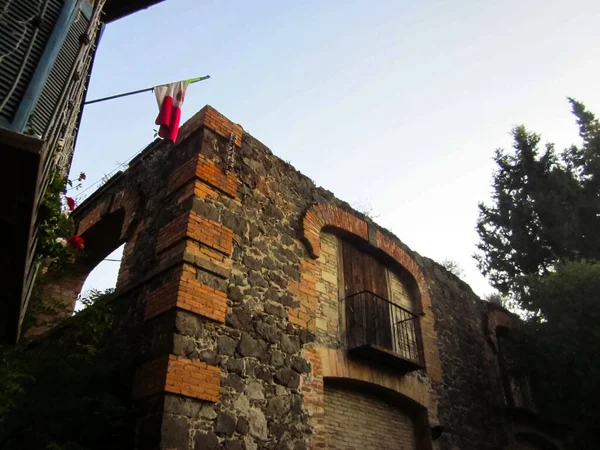 Meksika bayrağıyla Toskana usulü bir kutu eski ev.