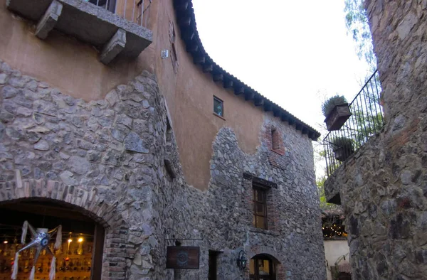 İtalyan mimarisi olan bir ev Tuscan 'ın büyülü kasabasındaki villasına dayanıyor.