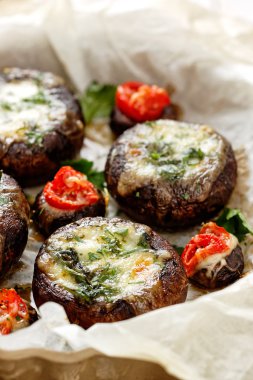 Ispanak ve peynir ile doldurulmuş Portobello mantar