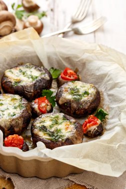 Sebze ve peynir pişmiş Portobello mantar dolması