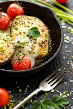 Avocado baked with egg, parmesan cheese and chives