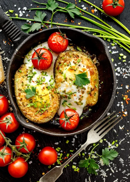 Abacate assado com ovo, queijo parmesão e cebolinha — Fotografia de Stock