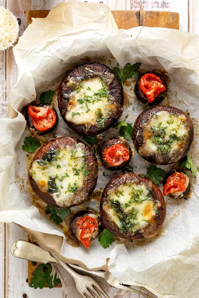 Portobello mushrooms stuffed with spinach and cheese — Stock Photo, Image