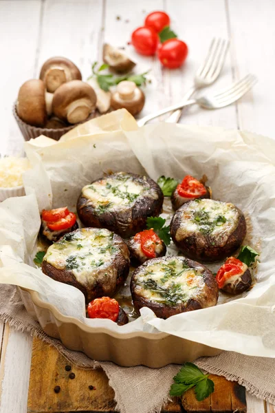 Portobello mushrooms stuffed with spinach and cheese — Stock Photo, Image