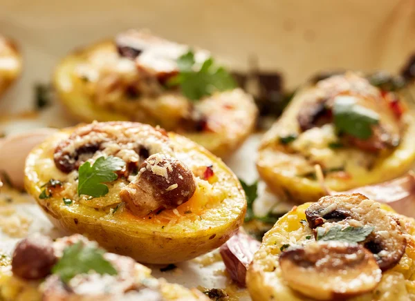 Aardappel skins geladen met gesmolten kaas, champignons, ui en kruiden — Stockfoto