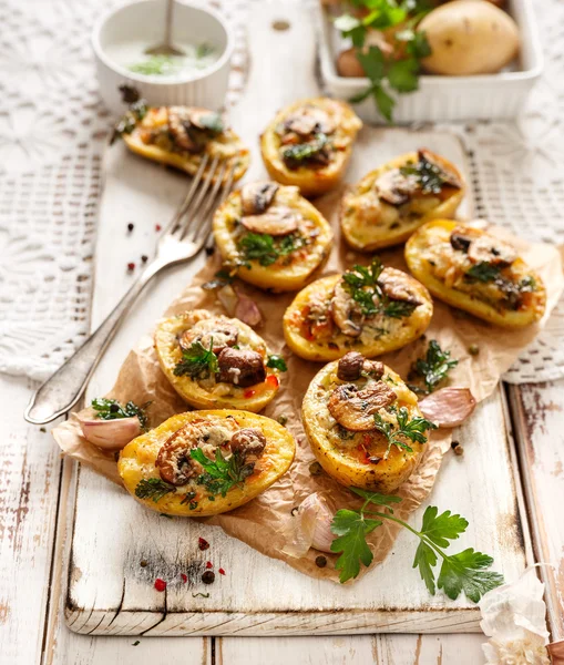 Batatas assadas recheadas com cogumelos e queijo — Fotografia de Stock