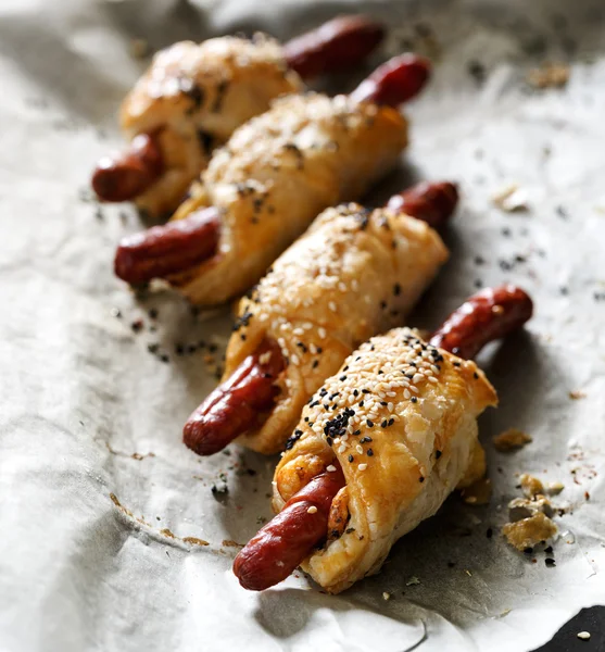 Wurst im Blätterteig gebacken — Stockfoto