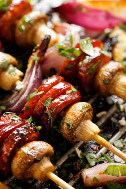 Izgara şiş sosis, mantar ve soğan