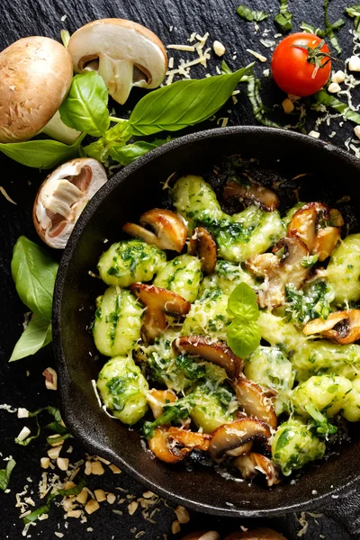 Nhoque de batata com adição de pesto de ervas, queijo e cogumelos — Fotografia de Stock