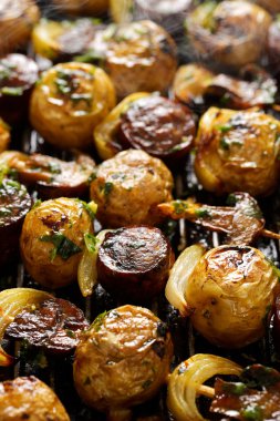 Patates, sosis, mantar ve soğan ızgara şiş
