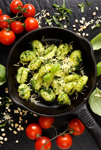 Gnocchi with herb pesto, delicious Italian vegetarian dish — Stock Photo, Image