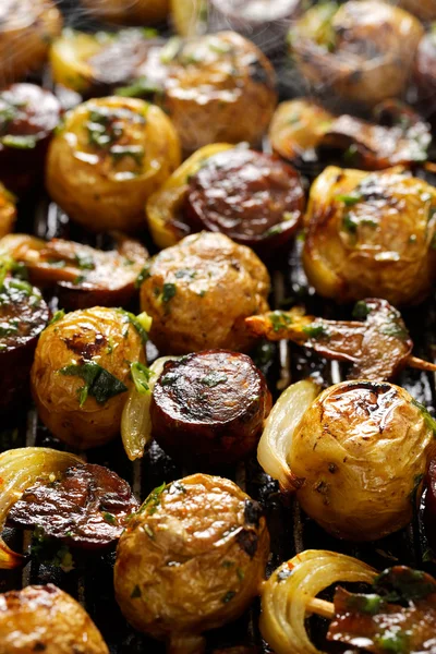 Grilled skewers with potatoes, sausage, mushrooms and onions — Stock Photo, Image