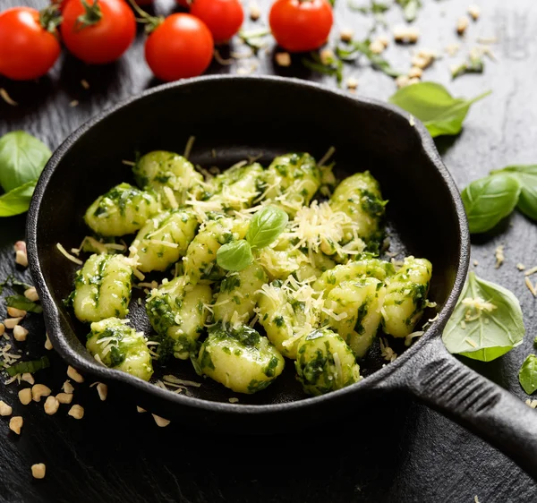 Gnocchi con pesto de hierbas, delicioso plato vegetariano italiano — Foto de Stock