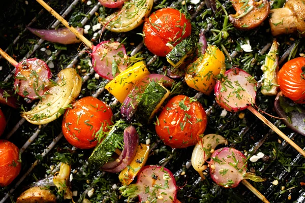 Brochetas de verduras a la parrilla con tomates cherry, rábanos, pimientos y cebollas con eneldo fresco en una sartén —  Fotos de Stock