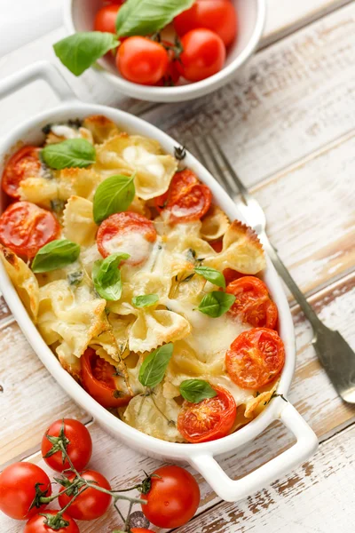 Cazuela con pasta farfalle, tomate cherry, queso mozzarella y hierbas — Foto de Stock