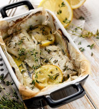 Limon kekik Marine içinde pişmiş morina fileto