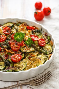 Makarna, kabak, domates, kuşkonmaz ve soğan ile Vejetaryen Güveç