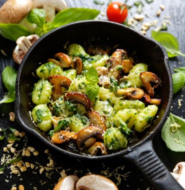 Patates Gnocchi Ayrıca bitki pesto, peynir ve mantar ile