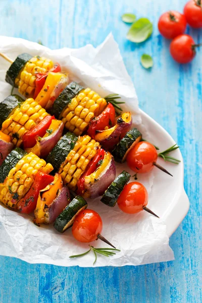 Grillade vegetariska grillspett med zucchini, lök, paprika, majs och körsbärstomater i en ört marinad — Stockfoto