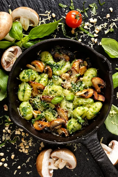 Olasz étel, gyógynövény pesto, sajt és gomba öntöttvas serpenyőben a burgonya gnocchi — Stock Fotó