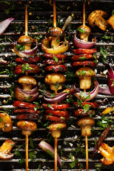 Espetos grelhados de salsicha, cogumelos e cebola — Fotografia de Stock
