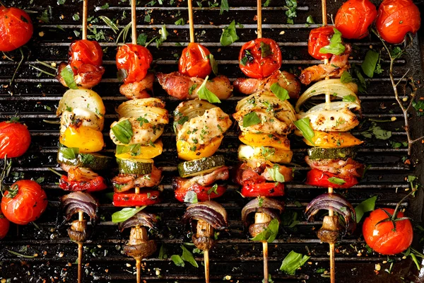 Espetos de legumes e carne grelhados — Fotografia de Stock