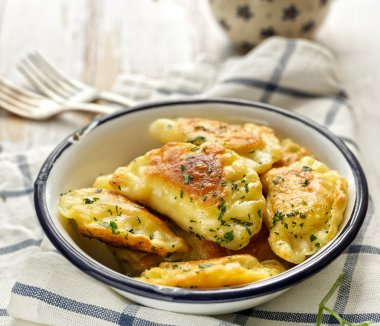 Kavanozda kızarmış börek.
