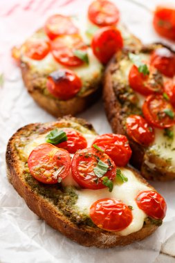Bruschetta kiraz domates, mozzarella peynir ve ot pesto