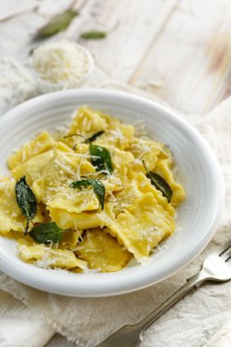 Grana padano peynirli Ravioli adaçayı yağı ile serpilir