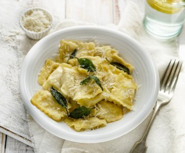 Grana padano peynirli Ravioli adaçayı yağı ile serpilir