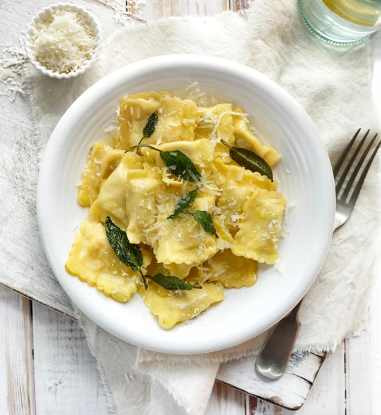 Ravioli with sage butter sprinkled with grana padano cheese — Stock Photo, Image