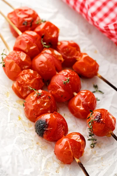 Espetos vegetarianos grelhados com tomate cereja — Fotografia de Stock