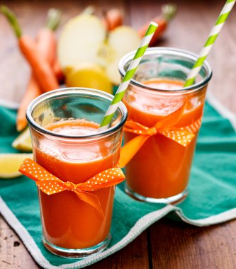 Taze havuç suyu ekleme-in elma ve limon ile