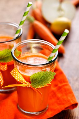 Taze havuç suyu ekleme-in elma ve limon ile