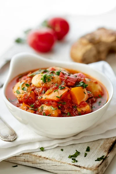 Φυτικό stew με πιπεριές, κολοκύθια, φασόλια και τομάτες με φρέσκο μαϊντανό — Φωτογραφία Αρχείου