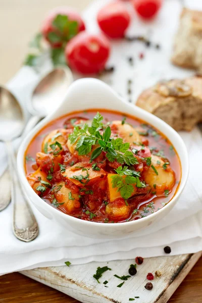 Plantaardige hutspot met paprika, courgette, bonen en tomaten met verse peterselie — Stockfoto