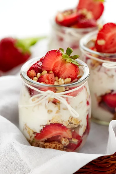 Клубничный йогурт десерт с орехами и мюсли, идеально подходит для здорового завтрака — стоковое фото