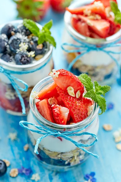Joghurt-Parfait mit Erdbeeren, Blaubeeren mit Naturjoghurt, Müsli und Honig — Stockfoto