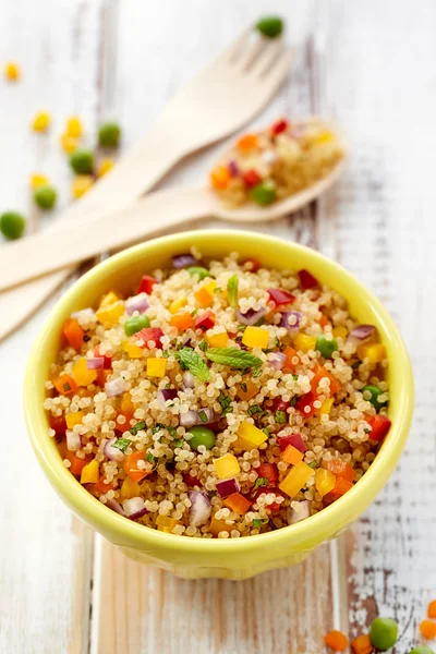 Salada de quinoa, saudável e nutritiva — Fotografia de Stock