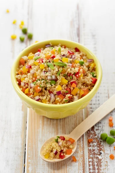 Quinoa salata, sağlıklı ve besleyici — Stok fotoğraf